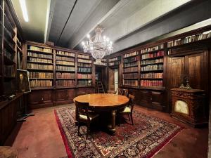 LIB163 - Biblioteca em quatro lados, século XVII, origem Piemonte, medidas L 620 + 560 + 614 + 580 cm x A 323 cm